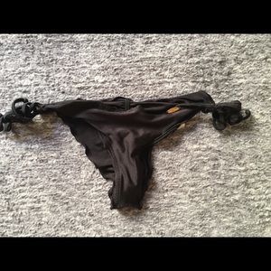 Black Lulu Fama scrunch bottoms